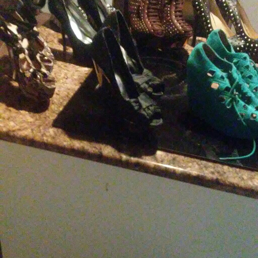 Shoes - Picture 6 of 8
